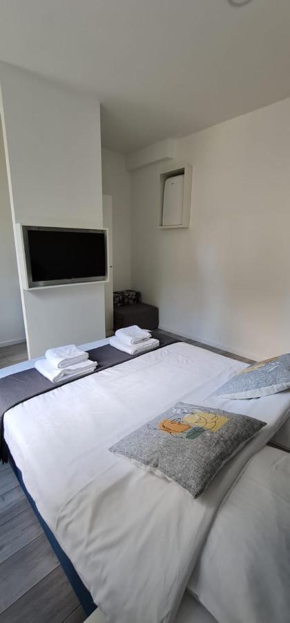 Mika Apartment And Studios Загреб Екстериор снимка